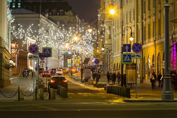 RUSSIA, MOSCOW - JANUARY 16, 2018: The city beautiful christmas street illumination on New Year holiday — Stock Photo, Image