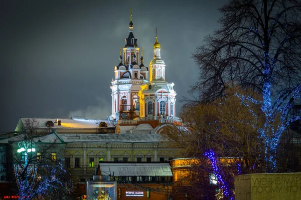 RUSSLAND, MOSKAU - 16. JANUAR 2018: Die wunderschöne Weihnachtsbeleuchtung der Stadt am Neujahrstag — Stockfoto