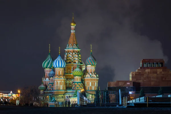 RUSSLAND, MOSKAU - 16. JANUAR 2018: Die wunderschöne Weihnachtsbeleuchtung der Stadt am Neujahrstag — Stockfoto