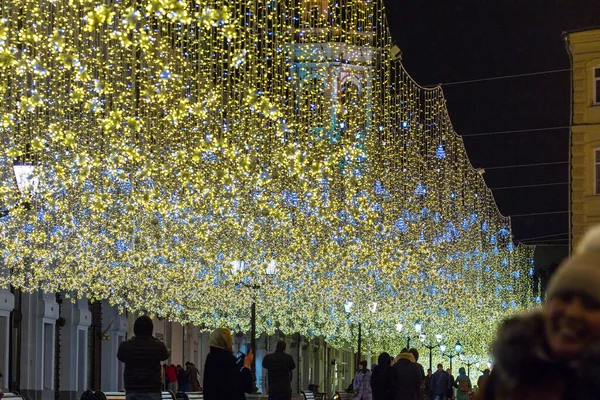 RUSIA, MOSCÚ - 16 DE ENERO DE 2018: La ciudad hermosa iluminación de la calle de Navidad en vacaciones de Año Nuevo — Foto de Stock