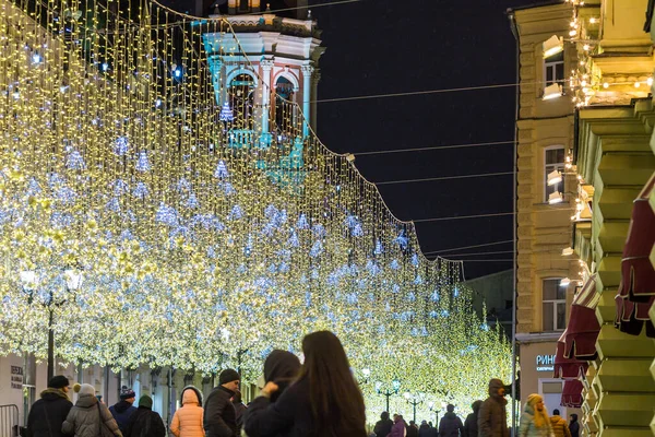 RUSIA, MOSCÚ - 16 DE ENERO DE 2018: La ciudad hermosa iluminación de la calle de Navidad en vacaciones de Año Nuevo — Foto de Stock