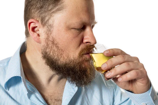 Fast skäggig man i skjorta provsmakning whisky studio porträtt — Stockfoto