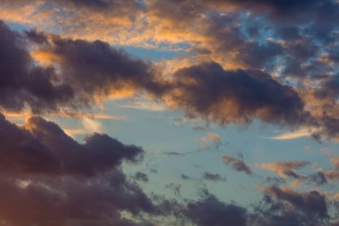 Bulutlarla kaplı güzel günbatımı gökyüzü.