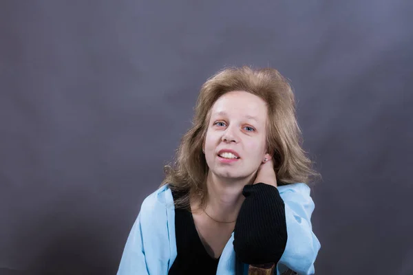 Alegre 40 anos de idade bela mulher estúdio retrato — Fotografia de Stock