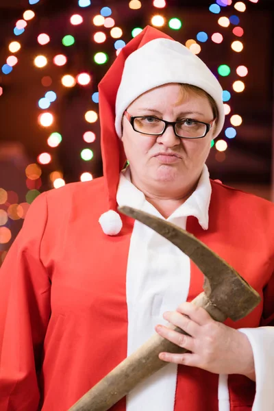 Санта Клаус з гумористичним портретом молотка — стокове фото