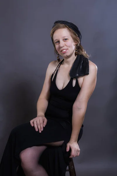 Veselý 40 let žena v černých šatech — Stock fotografie