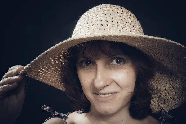 Χαρούμενη 40χρονη γυναίκα με φαρδύ καπέλο από κοντά. — Φωτογραφία Αρχείου