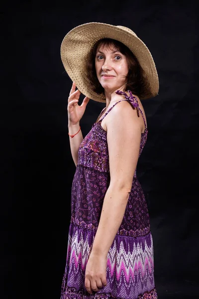 Alegre 40 años de edad mujer en el vestido púrpura —  Fotos de Stock