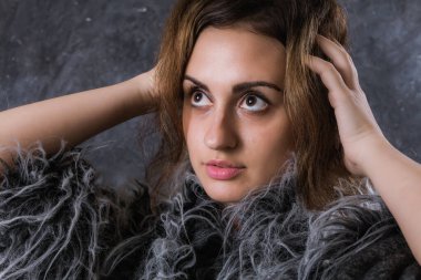 Kürk giymiş güzel bir genç bayan.