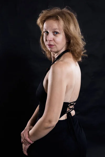 Alegre 40 años de edad mujer en vestido negro — Foto de Stock