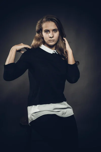 Estúdio retrato de jovem bela mulher de cabelos compridos — Fotografia de Stock