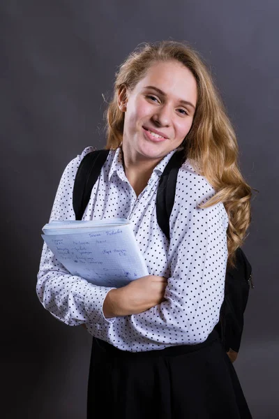 Fiatal gyönyörű hosszú hajú diáklány papírokkal boldognak tűnik. — Stock Fotó