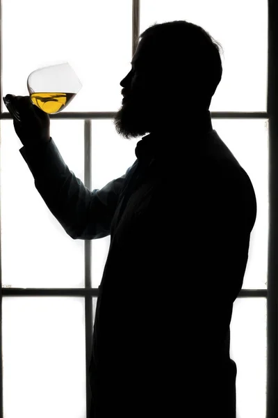 Mans silueta degustación whisky estudio retrato sobre fondo blanco — Foto de Stock