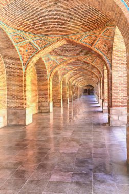 Mavi caminin içi renkli.