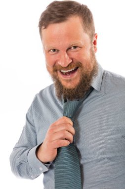 Gömlek giymiş neşeli sakallı adam kravatını yırtıyor.
