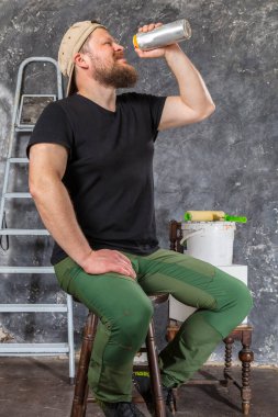 Neşeli sakallı ustabaşının bira şişesiyle arası var.