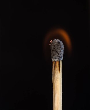 Yanma eşleşmesinin makrofotoğrafçılığı yakın görünüm.
