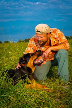 Köpeğiyle bir adamın görüntüsü