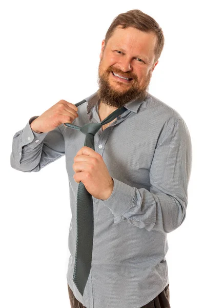 Glada skäggig man klädd i skjorta sliter av sig slipsen — Stockfoto