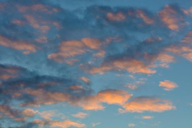 Bulutlarla kaplı güzel günbatımı gökyüzü.