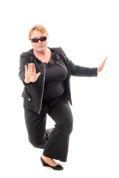 Femme d'âge moyen en veste noire et pantalon dansant une danse émotionnelle — Photo