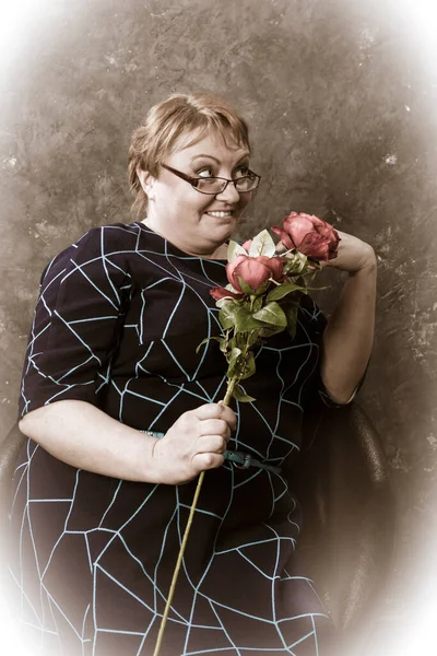 Μεσήλικη γυναίκα με λουλούδια vintage στυλ στούντιο πορτρέτο — Φωτογραφία Αρχείου