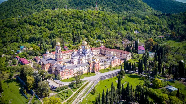 Neues Athos-Kloster in der Sommersaison Luftaufnahme. — Stockfoto