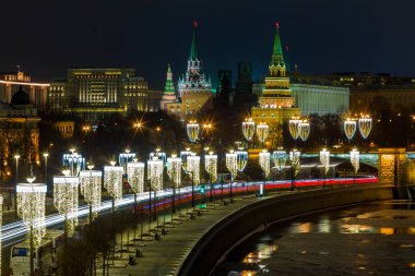 Moskova Nehri seti üzerinde gece görüşü Yılbaşı ışıklarıyla