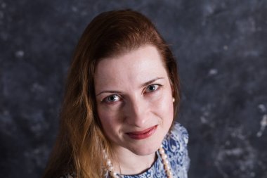 Mavi elbiseli neşeli orta yaşlı kadın.