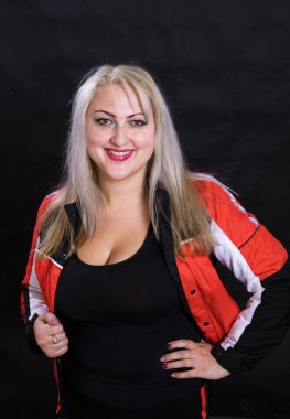 Spor tarzı giyinmiş çekici, tombul bir kadın.