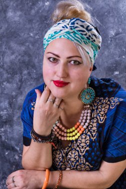 Güzel mavi elbise giymiş çekici, tombul bir kadın.