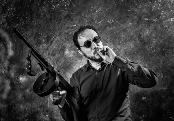 Volwassen man in zonnebril met tommy gun — Stockfoto