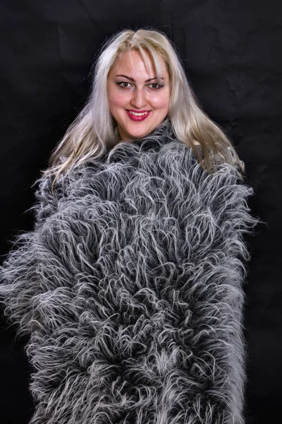 Kürk manto giymiş çekici, tombul kadın.