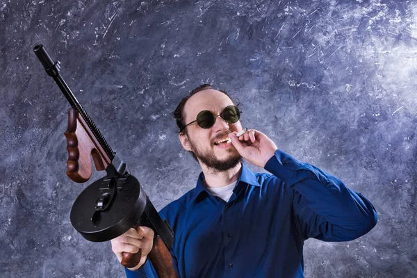 Hombre maduro en gafas de sol con pistola Tommy —  Fotos de Stock