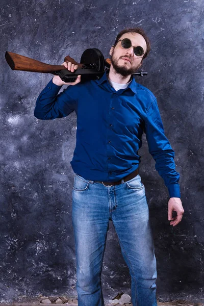 Volwassen man in zonnebril met tommy gun — Stockfoto