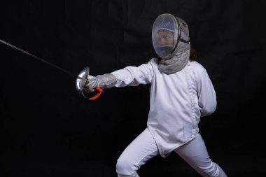 Üniformalı, çişli ve kasklı eskrimci kız.