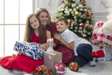 Anne ve çocukları Noel hediyeli güzel bir aile.