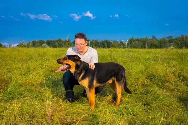 Вид человека с собакой — стоковое фото