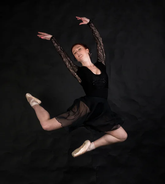 Красива танцювальна студія портрет стрибає на чорному тлі . — стокове фото