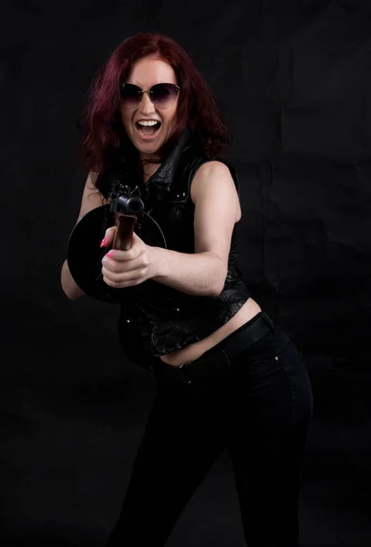 Siyah ceketli, silahlı güzel bir kadın. — Stok fotoğraf