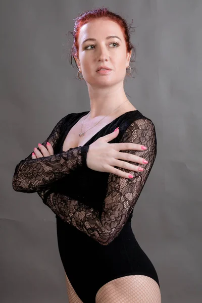 Piękna tancerka stojąca na szarym tle studio portret. — Zdjęcie stockowe