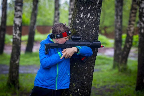 Chłopiec z bronią bawiący się w laser tag — Zdjęcie stockowe