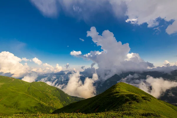 Kafkasya dağlarındaki güzel dağ manzarası Bulutlar ve mavi gökyüzü