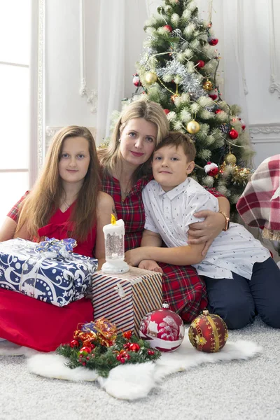 Mãe com seus filhos bela família com presentes de Natal — Fotografia de Stock
