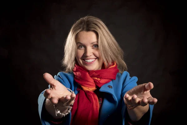 Mujer alegre de 40 años con abrigo azul y pañuelo rojo retrato emocional —  Fotos de Stock