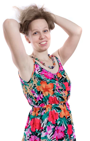 Fröhliche 40-jährige Frau im hellen Kleid Studioporträt auf weißem Hintergrund. — Stockfoto