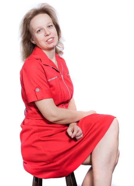 Fröhliche 40-jährige Frau im roten Kleid — Stockfoto