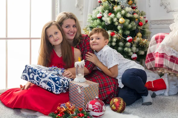 Mãe com seus filhos bela família com presentes de Natal — Fotografia de Stock