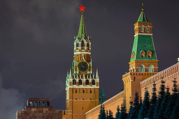 Nattutsikt över Moskva Kreml och Spasskaja tornet — Stockfoto