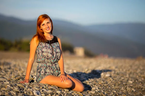 Hermosa joven mujer disfrutando en guijarro playa soleada — Foto de Stock